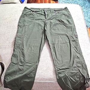 Apt 9 Utility Cargo Capri Olive green  Modern Fit Size 12